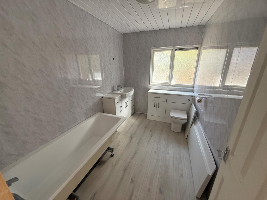 Lot: 158 - DETACHED BUNGALOW FOR REFURBISHMENT - Bathroom
